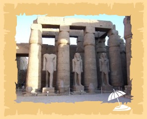 Статуи в Луксорском храме